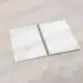 Image d'un cahier spiralé sur une table