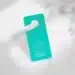 Une porte verte avec une image d'un bâtiment dessus