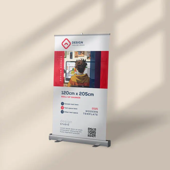 Roll-up vertical de 120x205 cm présentant un design moderne d’agence avec illustration d’un créatif devant un écran.