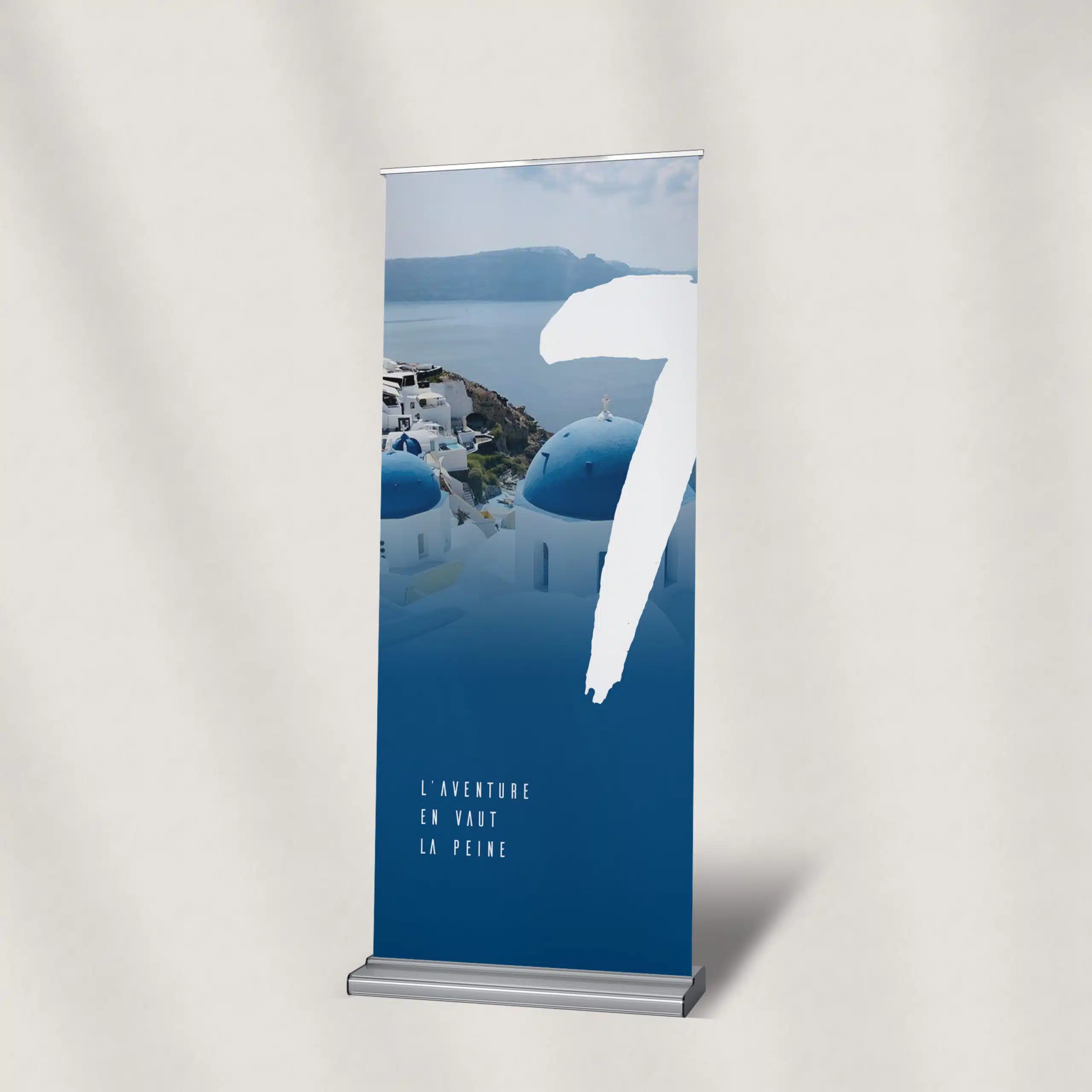 Image d'une bannière bleue et blanche avec une photo d'une île grecque