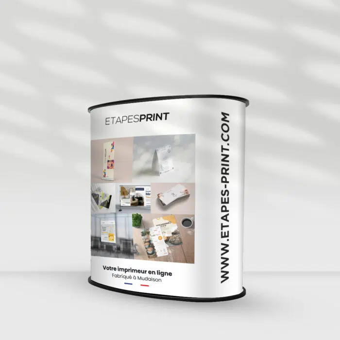 Comptoir d’accueil courbe avec visuel EtapesPrint, utilisé lors de salons ou événements professionnels.
