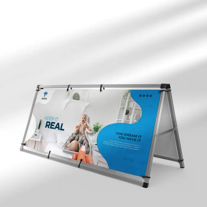 Bâche publicitaire tendue sur un chevalet en aluminium pour une utilisation en extérieur, avec visuel personnalisable.